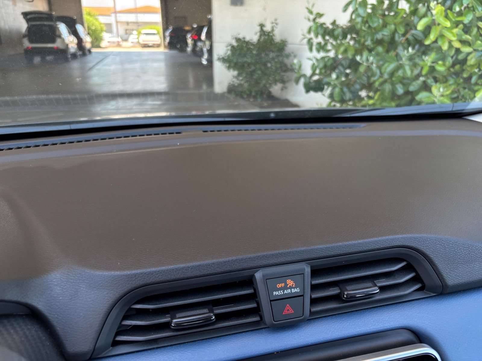 Used 2025 Nissan Versa SV FWD image 17