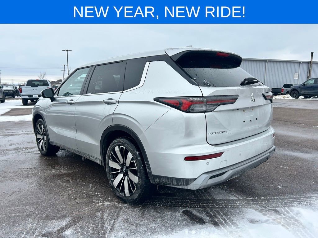 Used 2025 Mitsubishi Outlander SE image 4