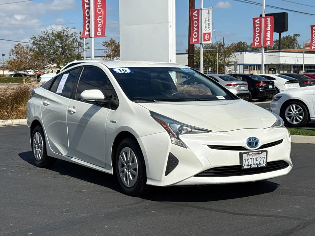Used 2016 Toyota Prius Two w/ Preferred Accessory Package FWD image 2