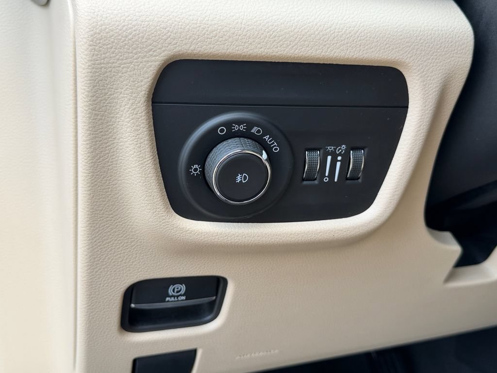 Used 2022 Jeep Grand Cherokee L Limited w/ MOPAR Finishing Package AWD/4WD image 29