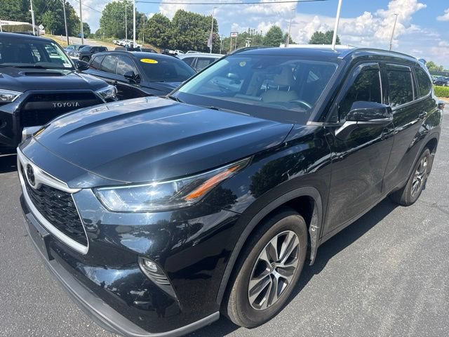 Used 2021 Toyota Highlander XLE AWD/4WD image 2