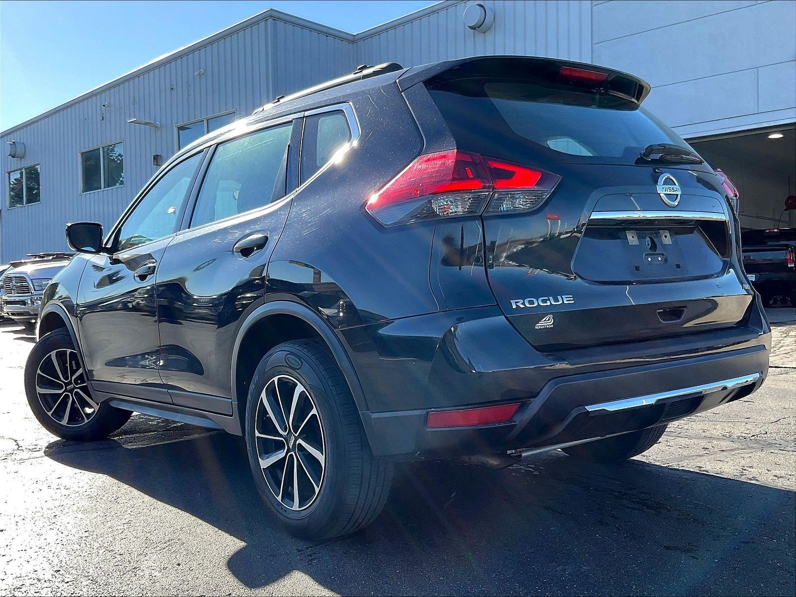 Used 2018 Nissan Rogue S AWD/4WD image 3