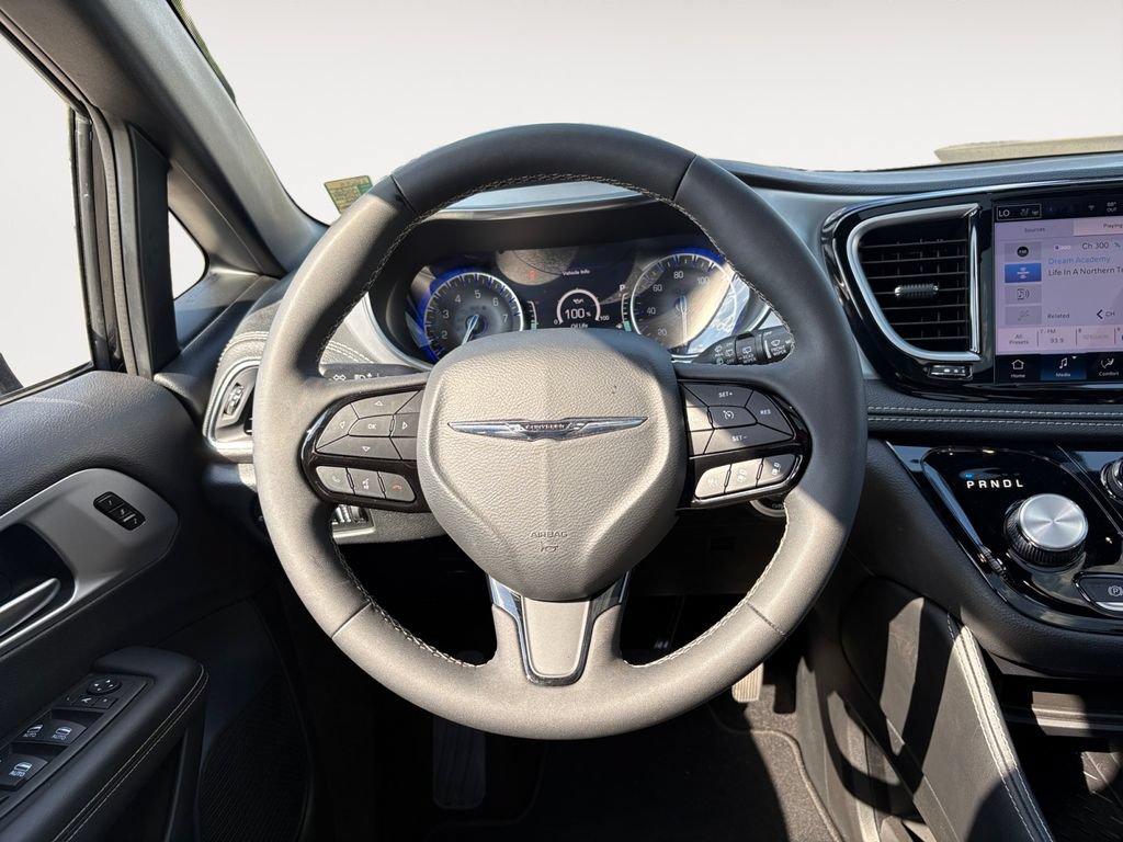 Used 2025 Chrysler Pacifica Limited FWD image 12
