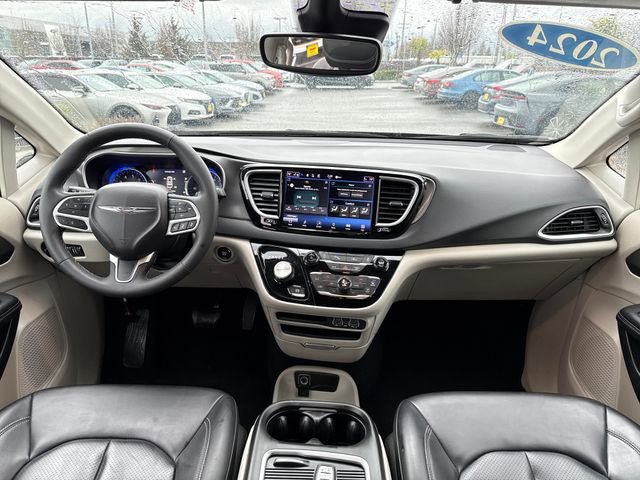 Used 2024 Chrysler Pacifica Touring-L image 29