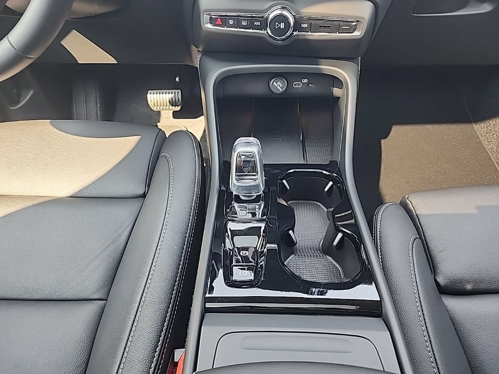 New 2026 Volvo XC40 B5 Plus w/ Protection Package Premier AWD/4WD image 23