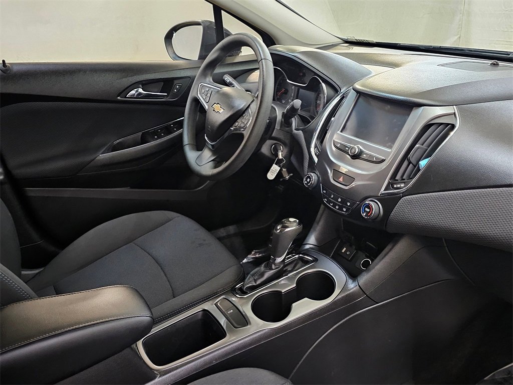 Used 2017 Chevrolet Cruze LT image 10