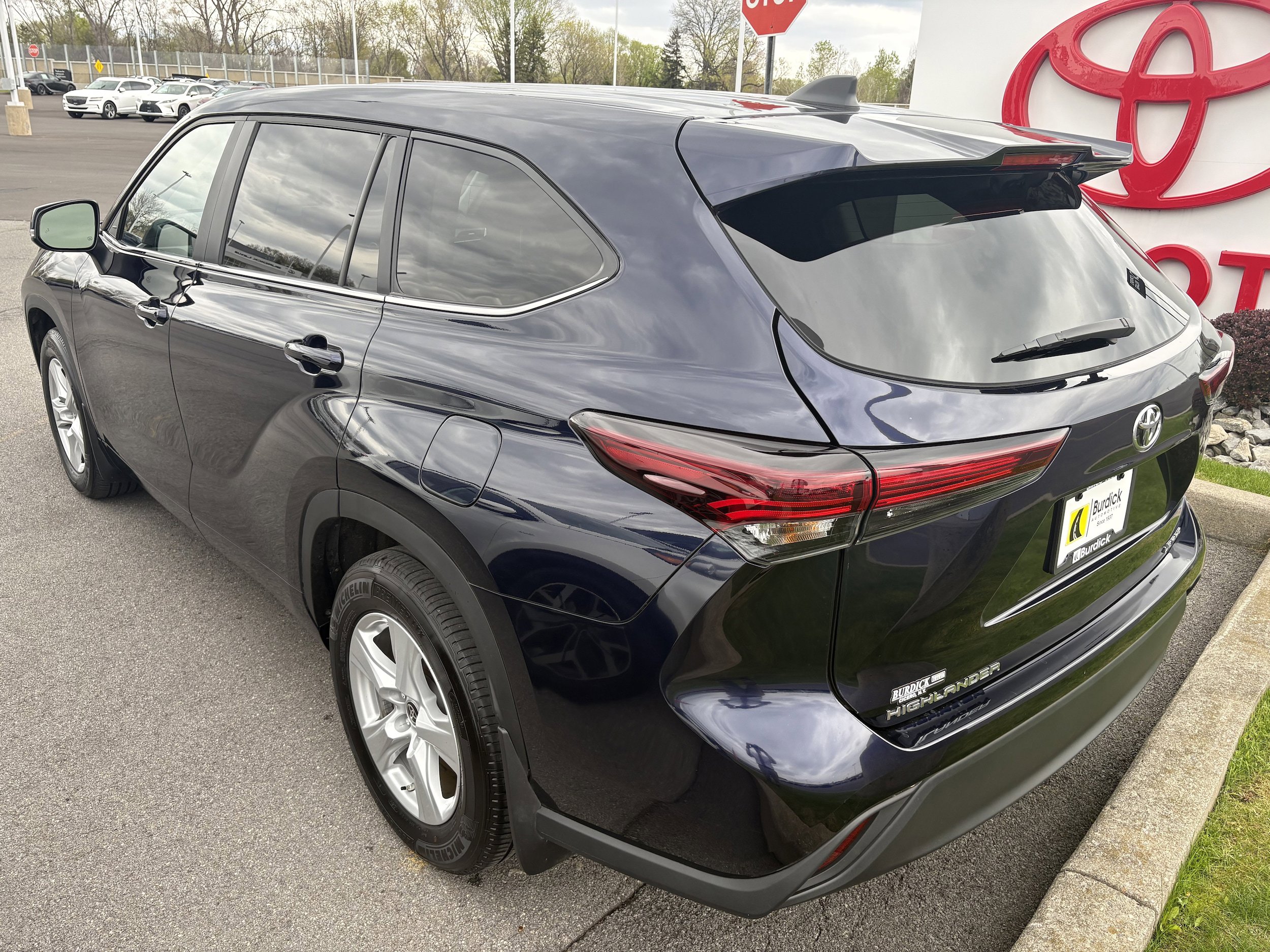 Used 2024 Toyota Highlander LE AWD/4WD image 6