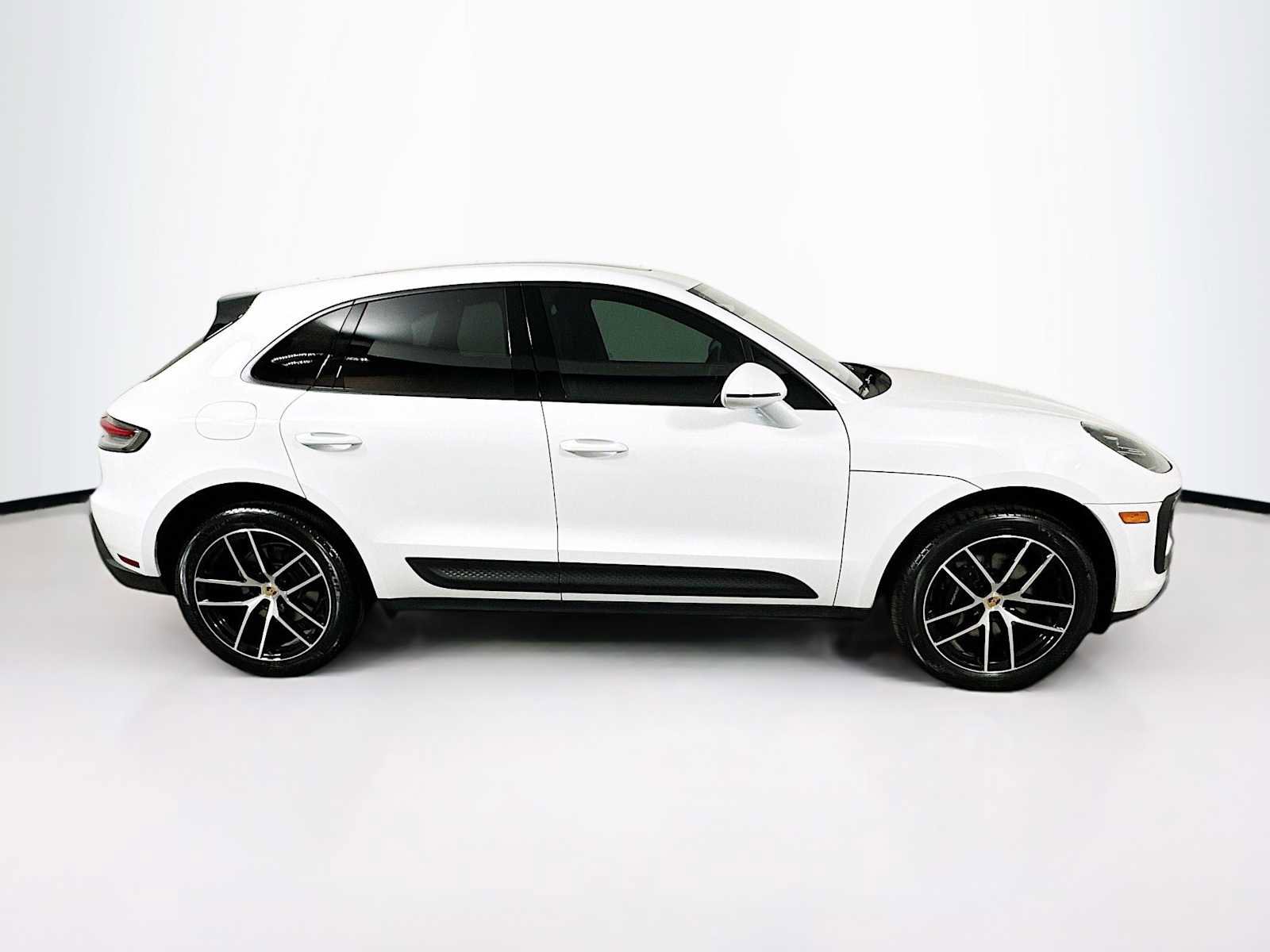 Certified 2025 Porsche Macan AWD/4WD image 8