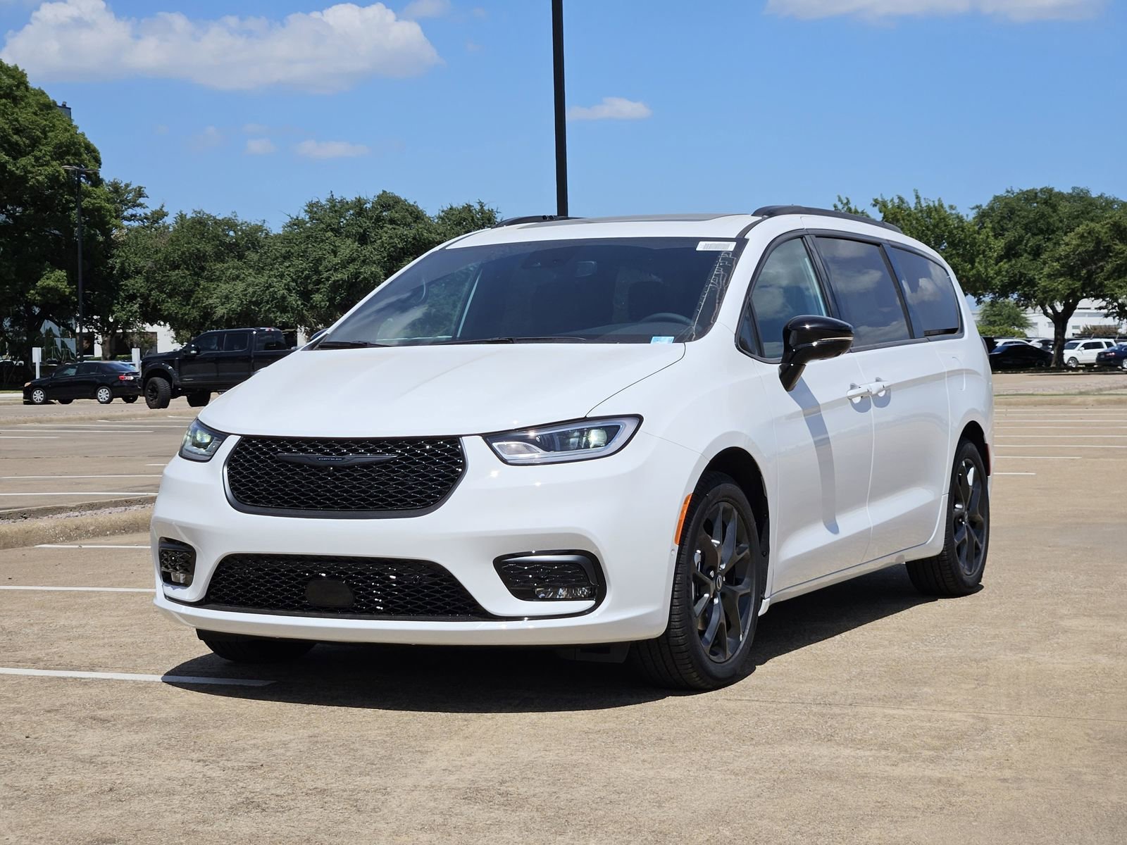 New 2025 Chrysler Pacifica Limited FWD image 2