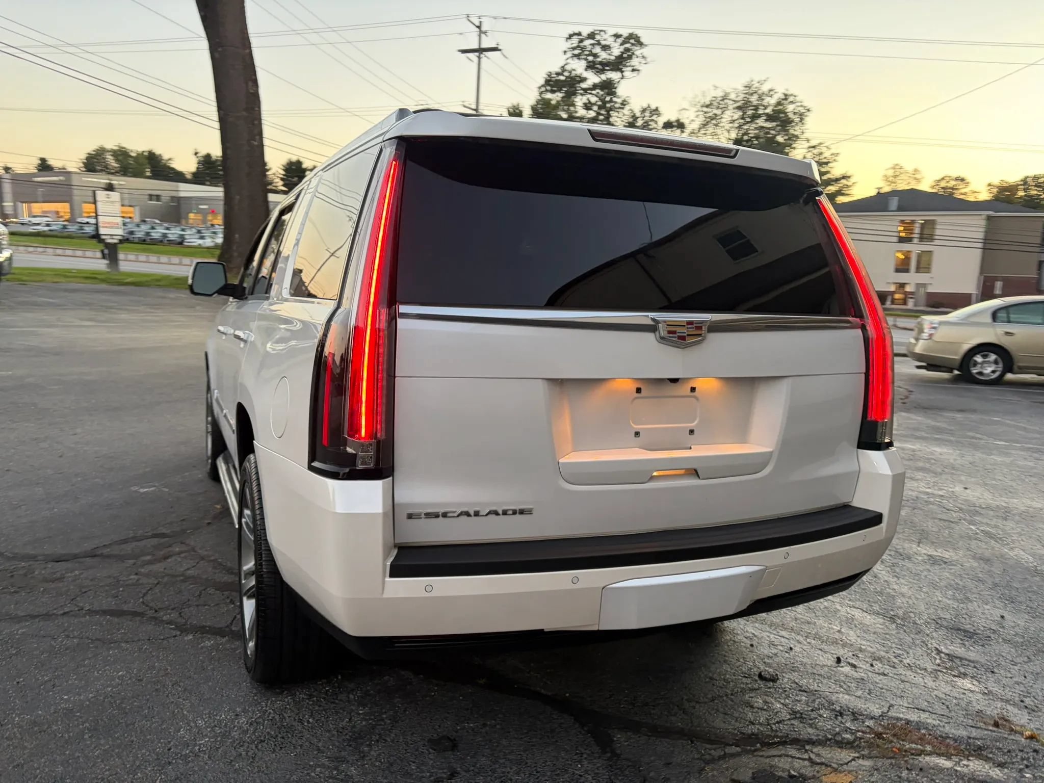 Used 2016 Cadillac Escalade Luxury AWD/4WD image 18