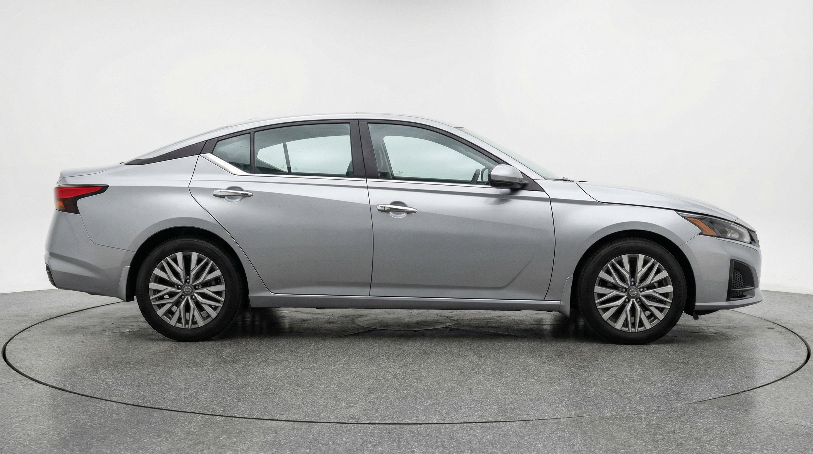 Used 2025 Nissan Altima 2.5 SV image 11