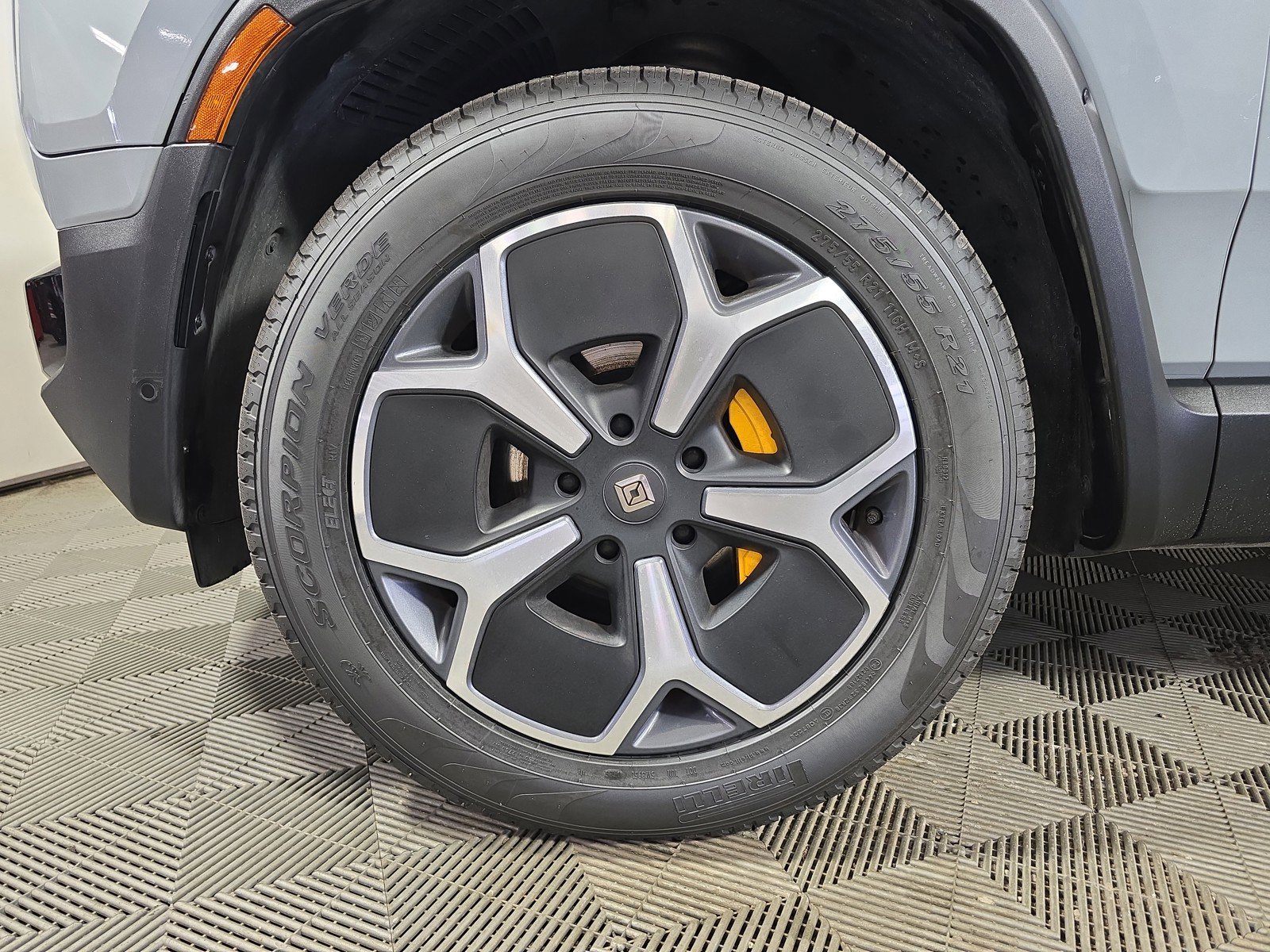 Used 2024 Rivian R1S Adventure AWD/4WD image 9