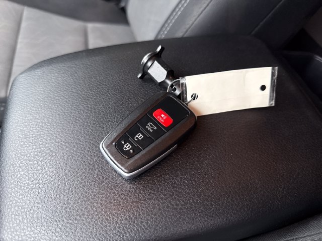 Used 2020 Toyota Tacoma TRD Sport w/ Technology Package AWD/4WD image 28