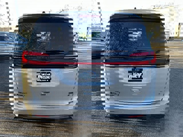 New 2026 Chrysler Pacifica Select w/ S Appearance Package image 16