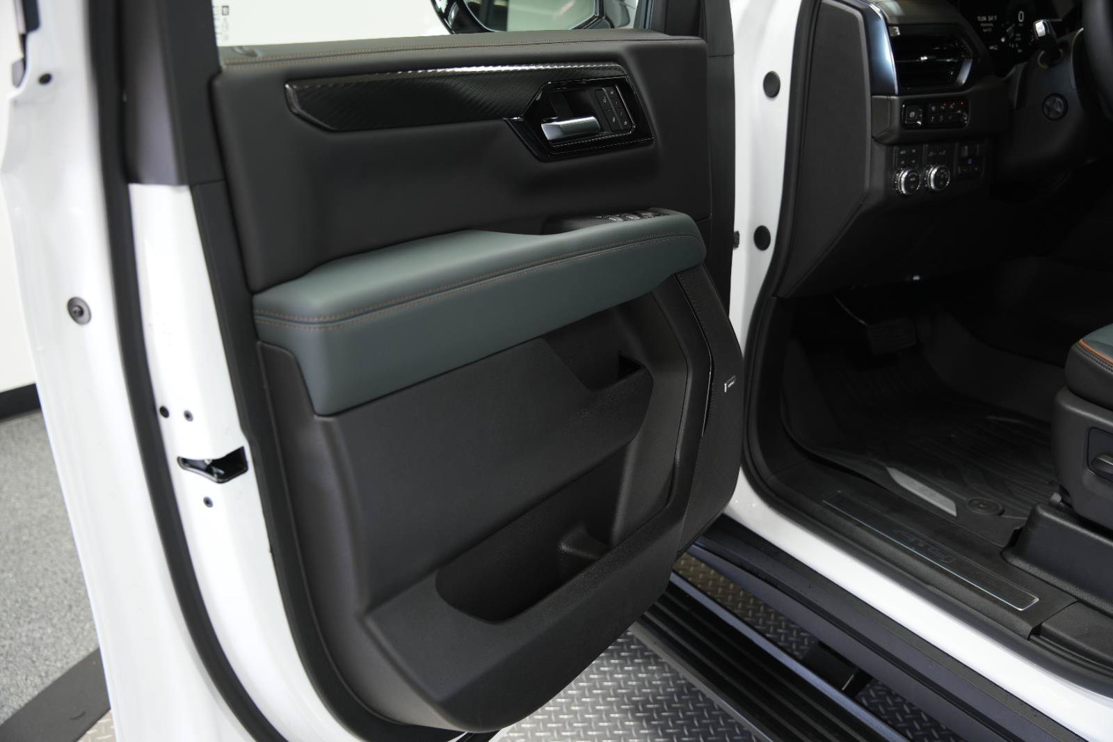 New 2026 GMC Yukon XL AT4 w/ AT4 Premium Plus Package AWD/4WD image 28