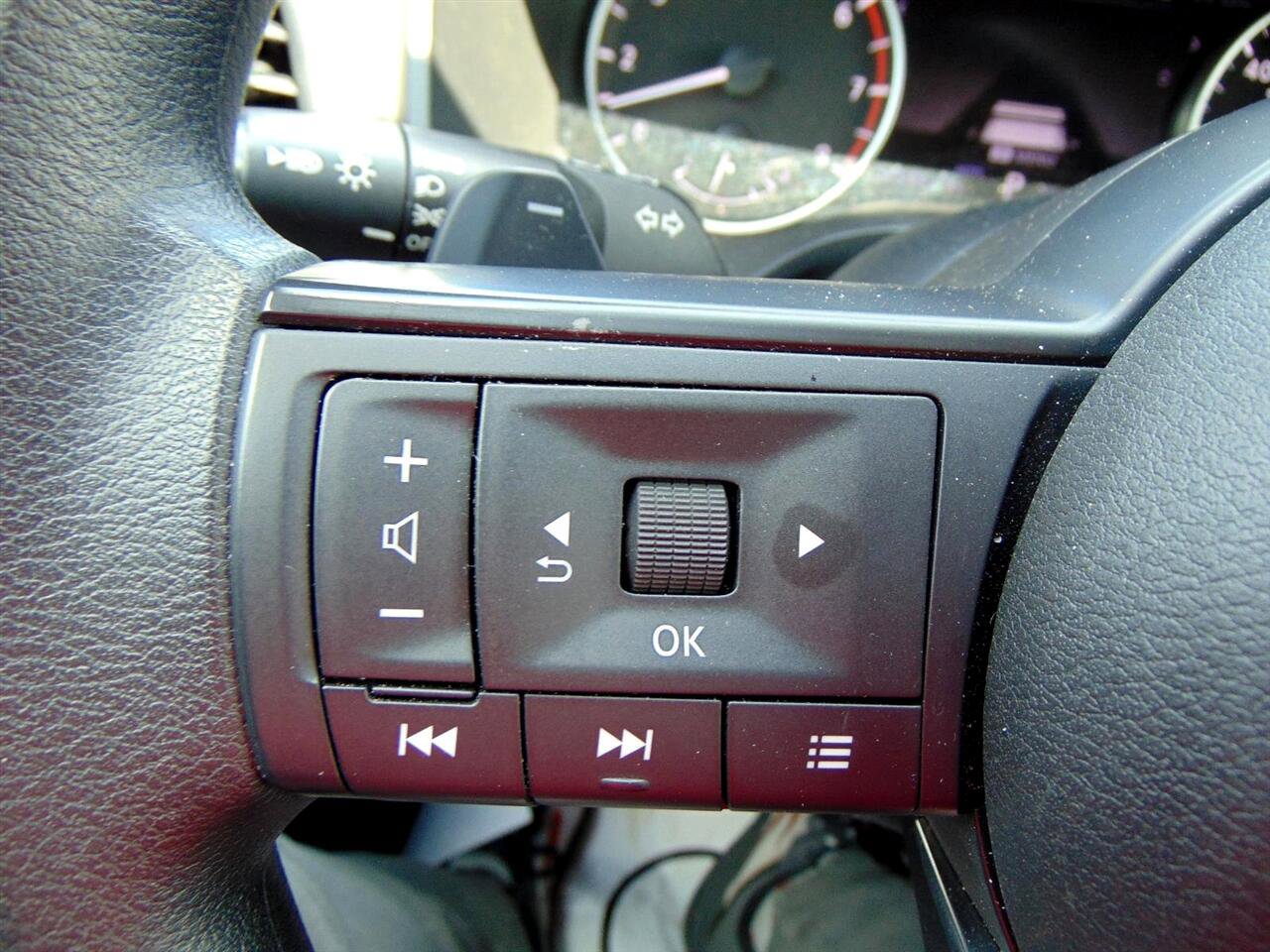 Used 2024 Nissan Rogue SV image 35