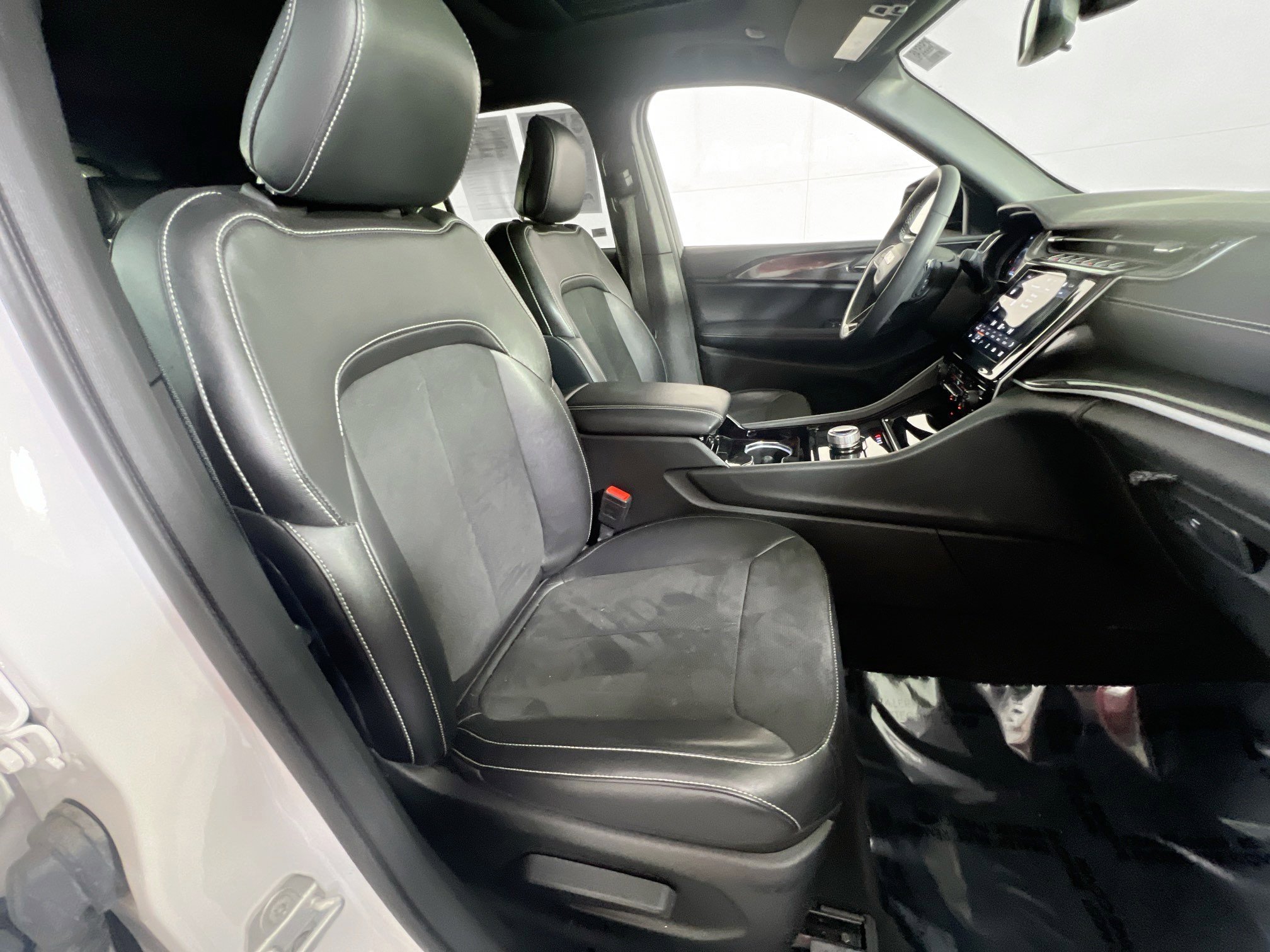 Used 2023 Jeep Grand Cherokee Altitude AWD/4WD image 27