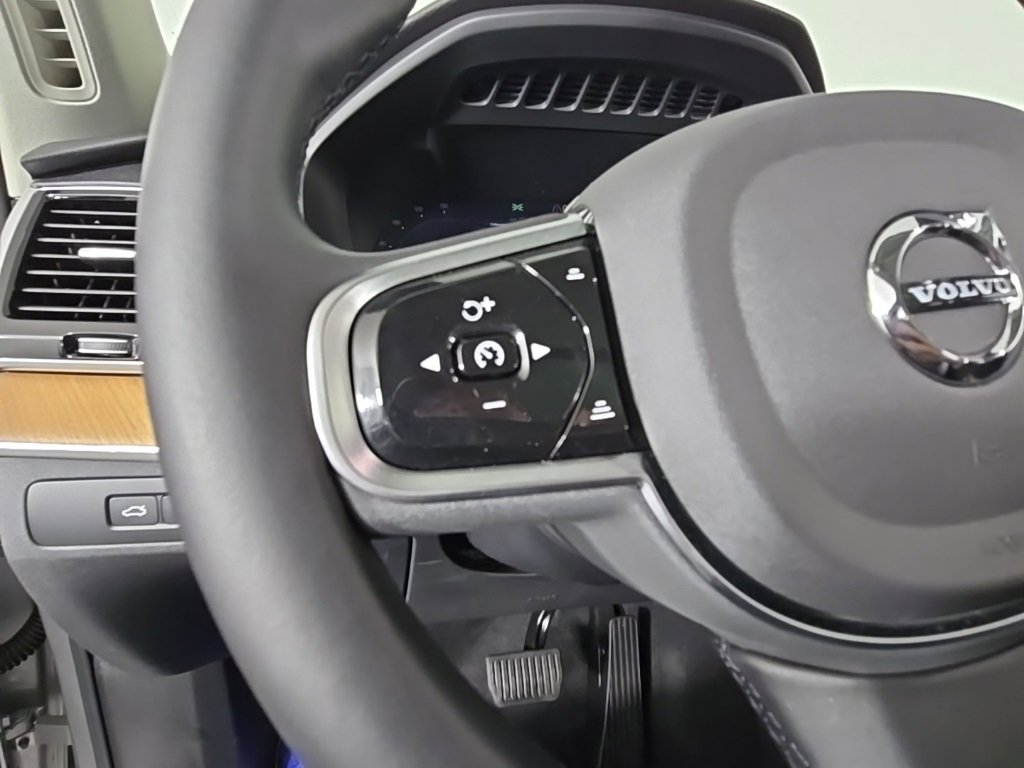 Certified 2025 Volvo XC90 T8 Plus image 24