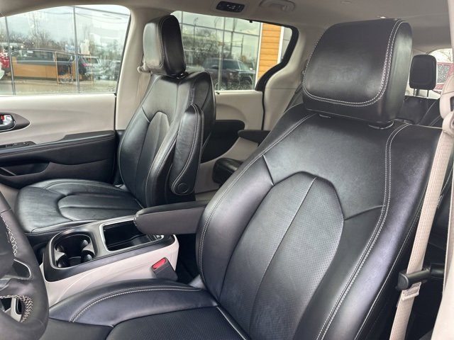 Used 2024 Chrysler Pacifica Touring-L image 21