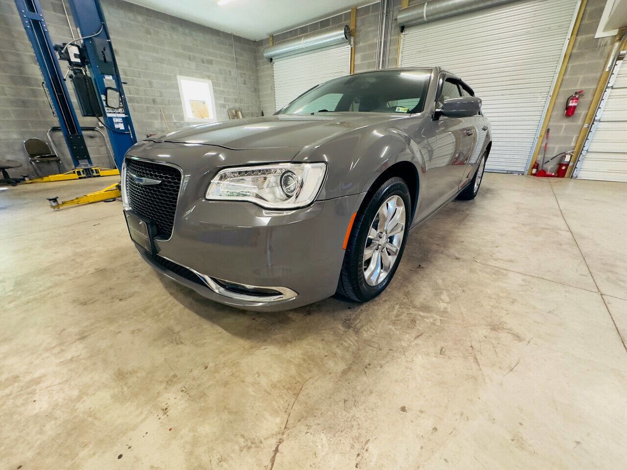 Used 2018 Chrysler 300 Touring L AWD/4WD image 10