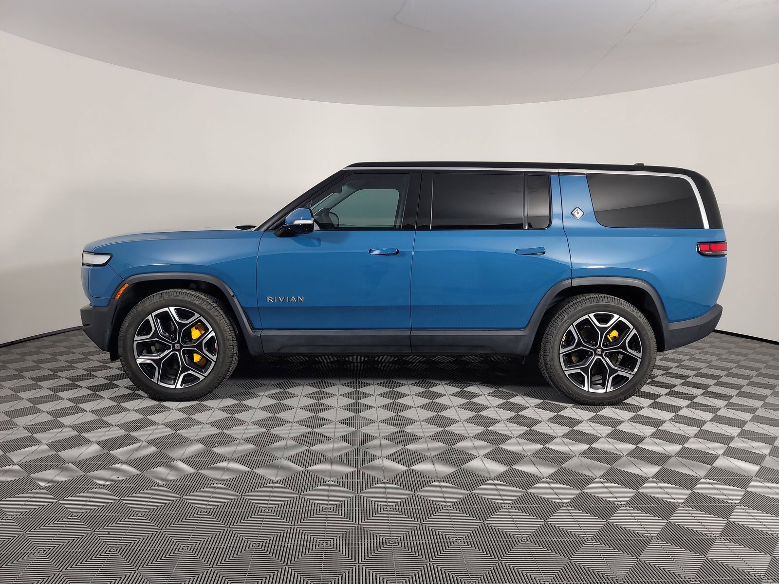 Used 2023 Rivian R1S Launch Edition image 2