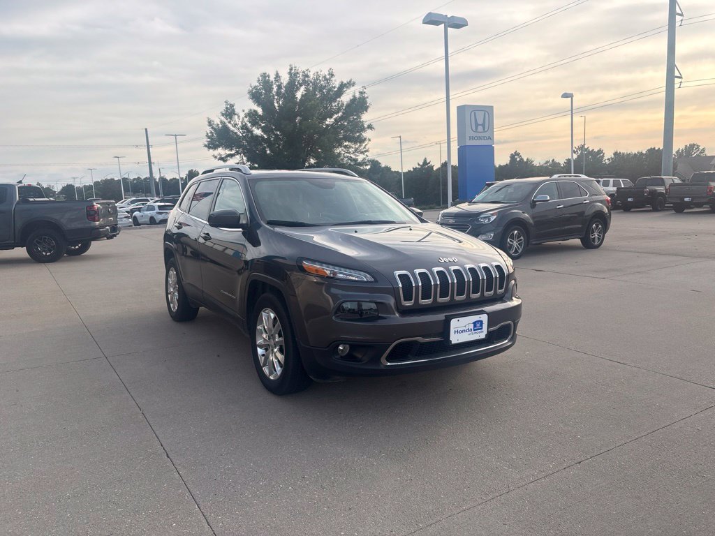 Used 2017 Jeep Cherokee Limited AWD/4WD image 3