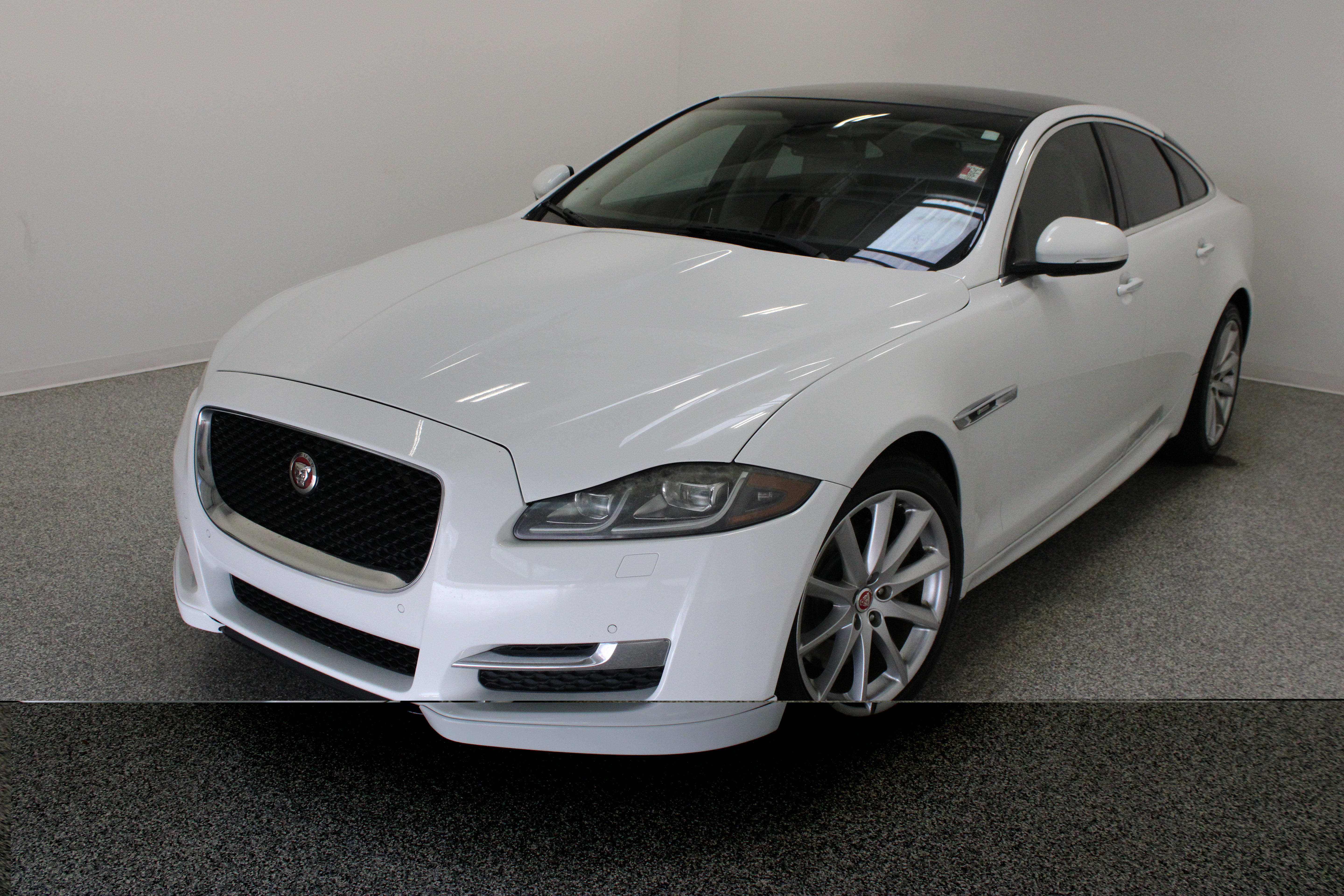 Used 2016 Jaguar XJ R-Sport RWD image 2