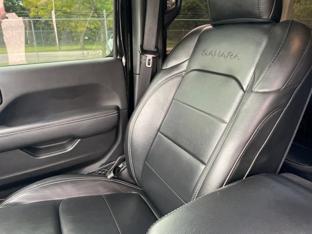 Used 2022 Jeep Wrangler Unlimited Sahara AWD/4WD image 16