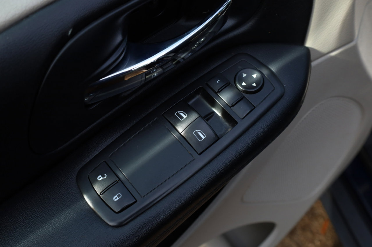 Used 2016 Dodge Grand Caravan American Value Package image 25