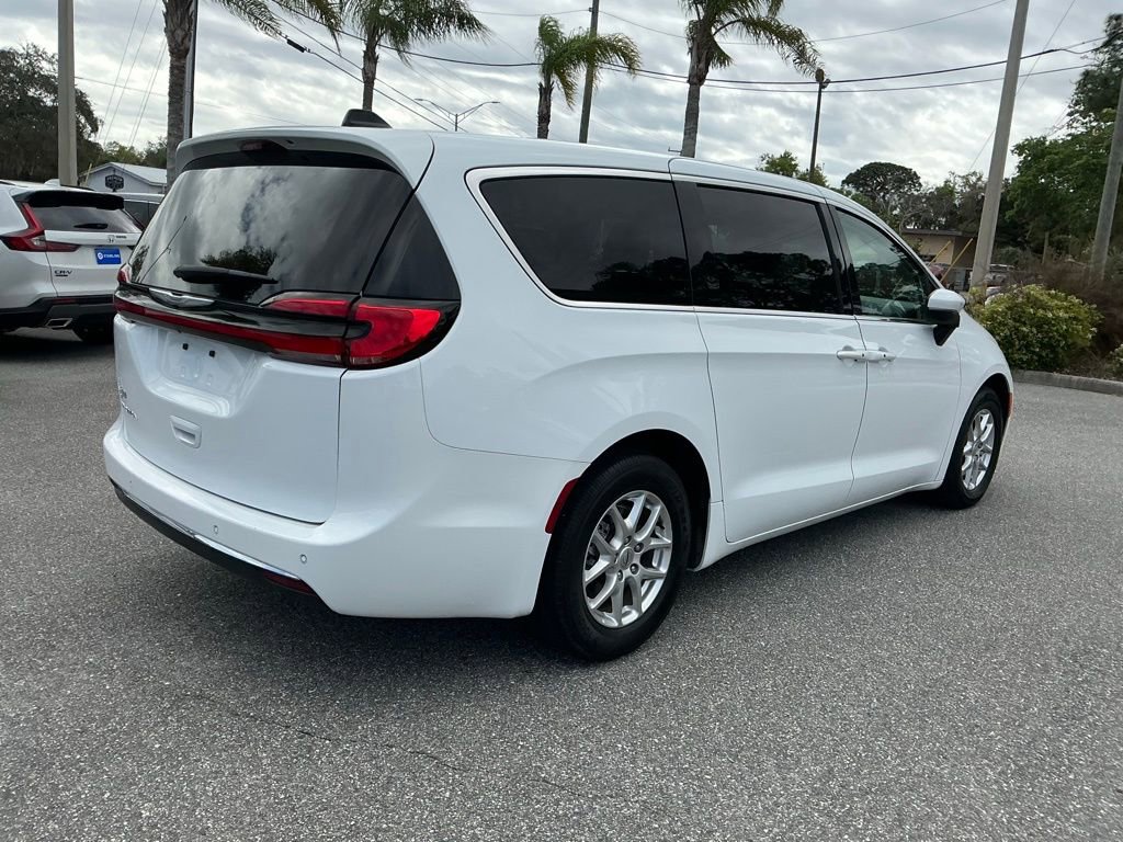 Used 2023 Chrysler Pacifica Touring-L image 8