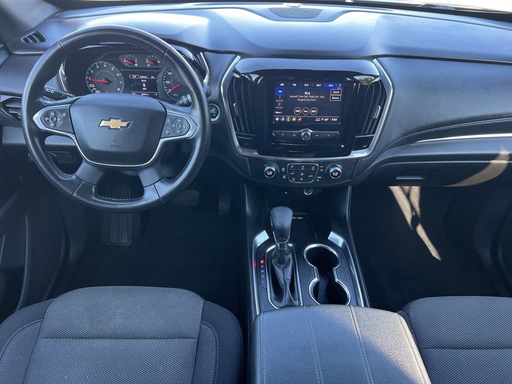Used 2022 Chevrolet Traverse LT image 2