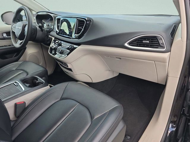 Certified 2024 Chrysler Pacifica Touring-L image 15