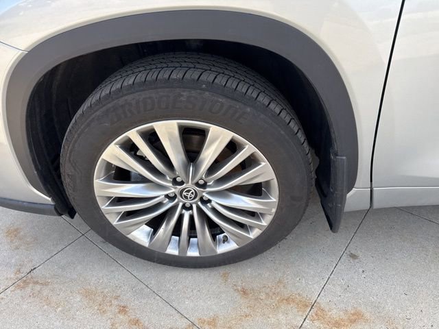 Used 2025 Toyota Highlander Platinum image 12