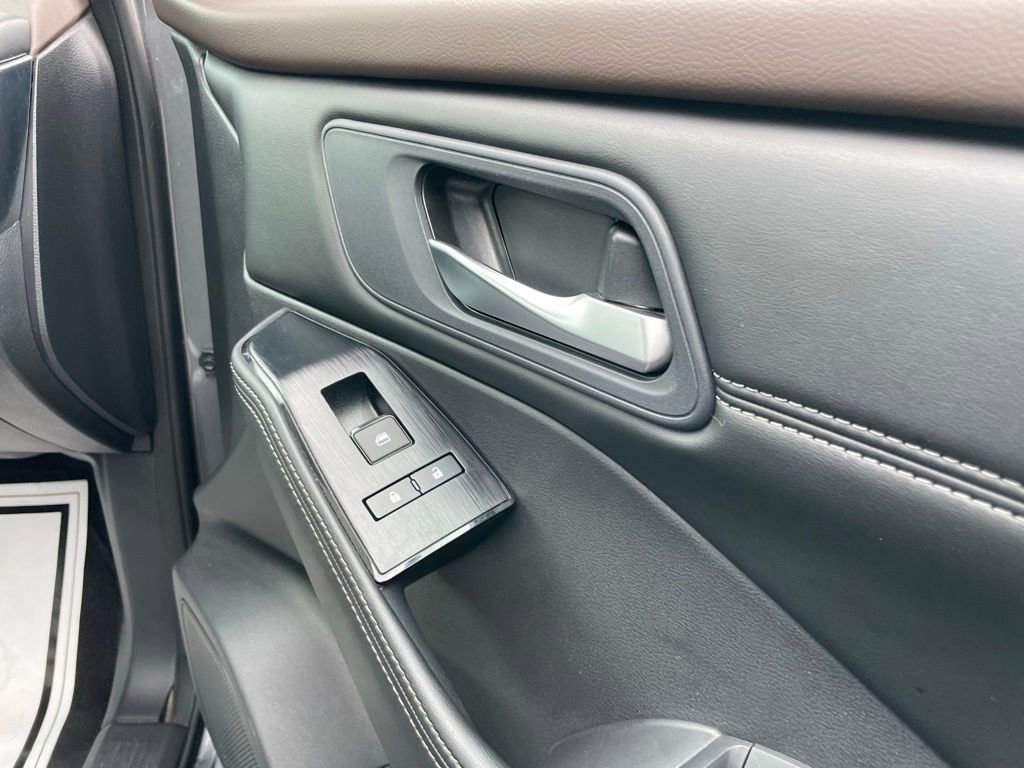 Used 2023 Nissan Rogue SV w/ SV Premium Package image 31