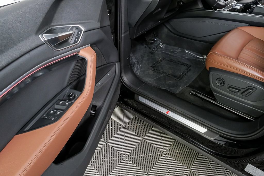 Certified 2022 Audi e-tron Premium image 7