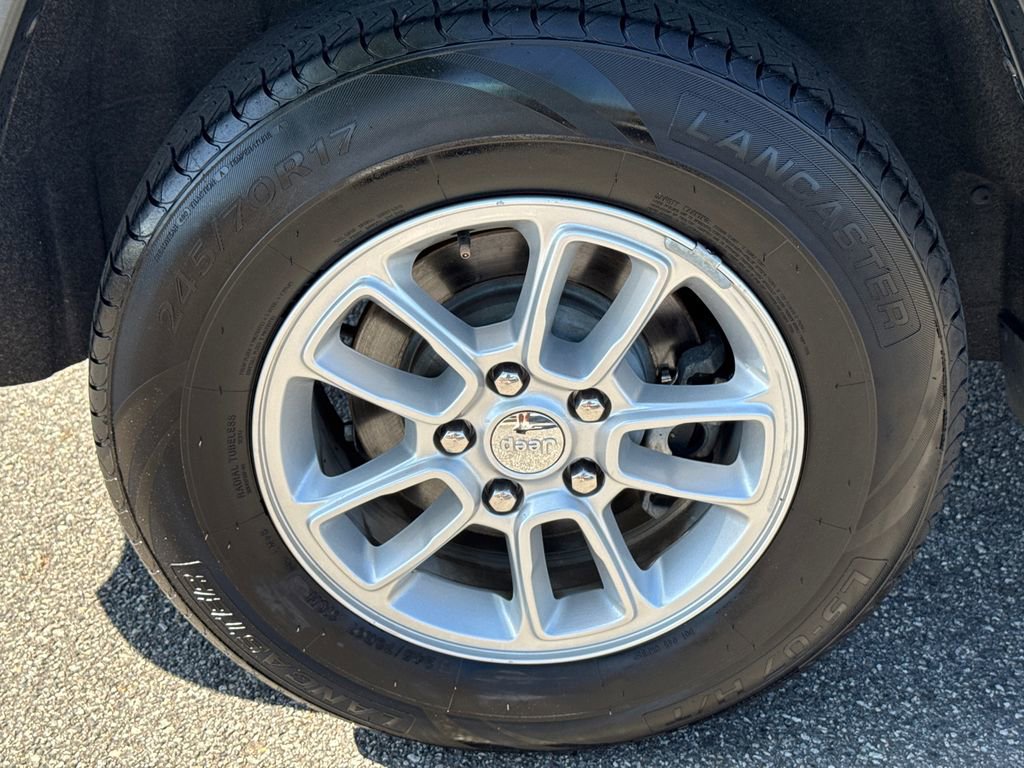 Used 2018 Jeep Grand Cherokee Laredo AWD/4WD image 17