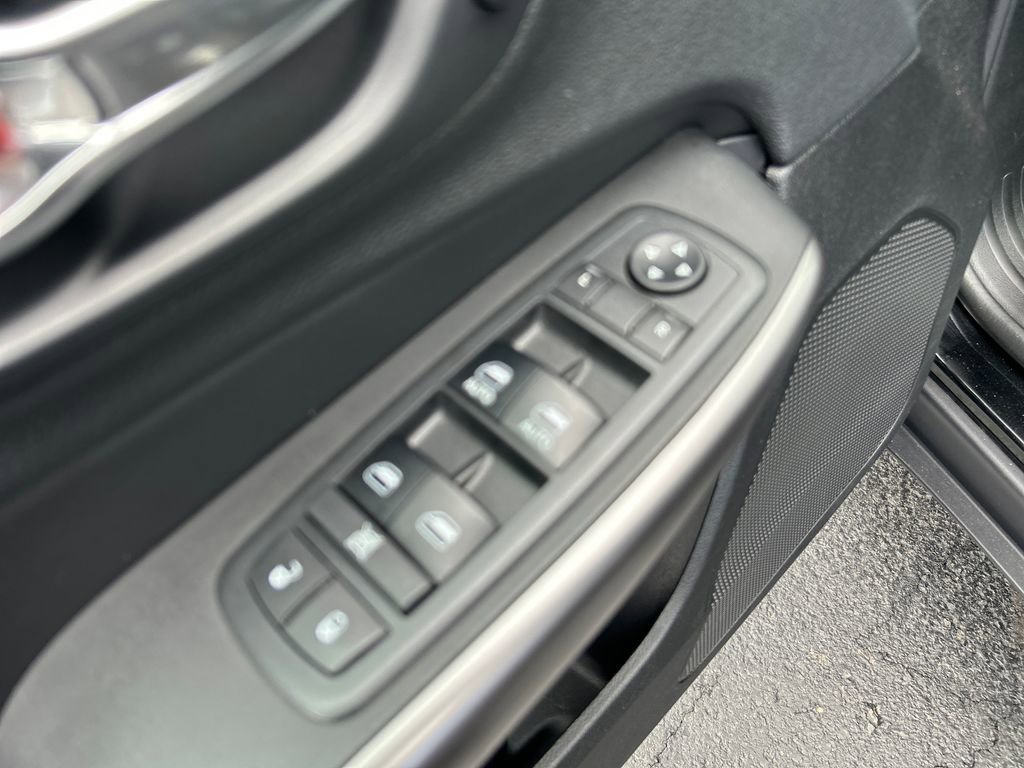 Used 2019 Jeep Cherokee Limited w/ Luxury Group AWD/4WD image 19