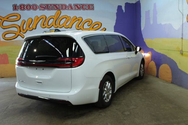 Used 2024 Chrysler Pacifica Touring-L FWD image 8