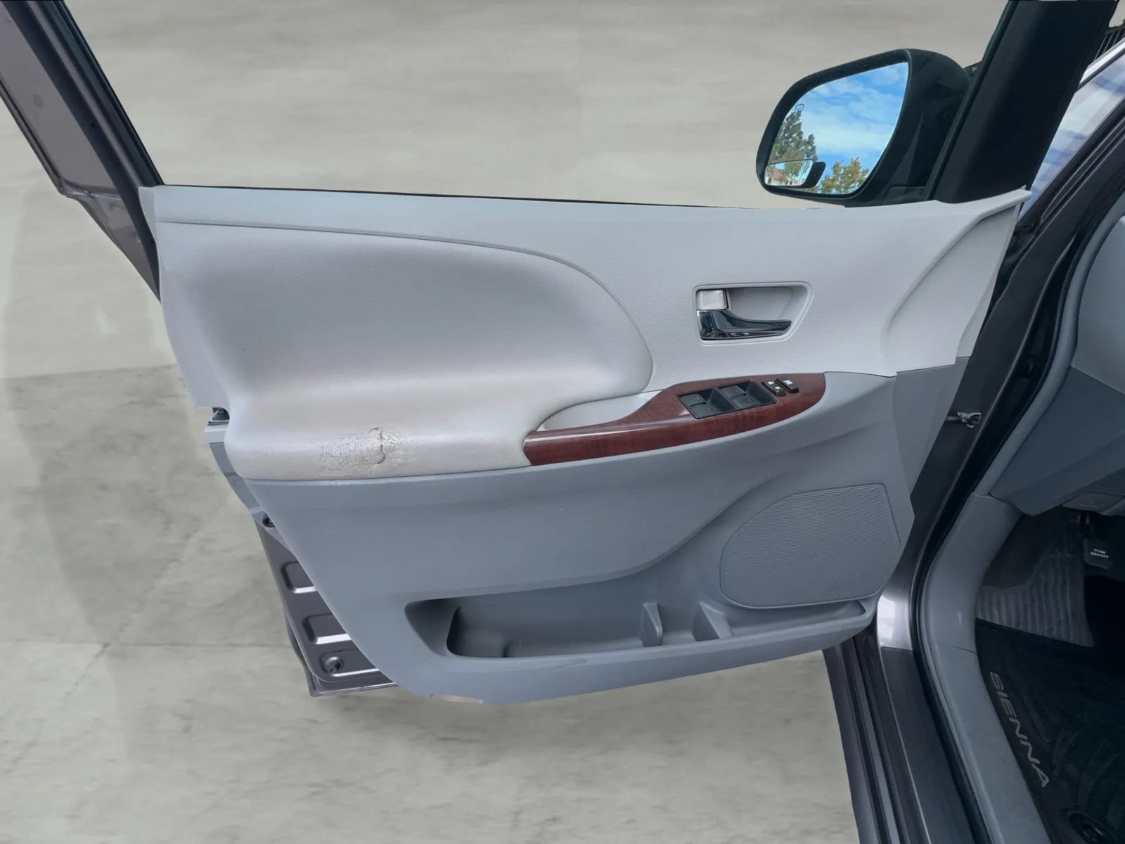 Used 2014 Toyota Sienna XLE FWD image 13