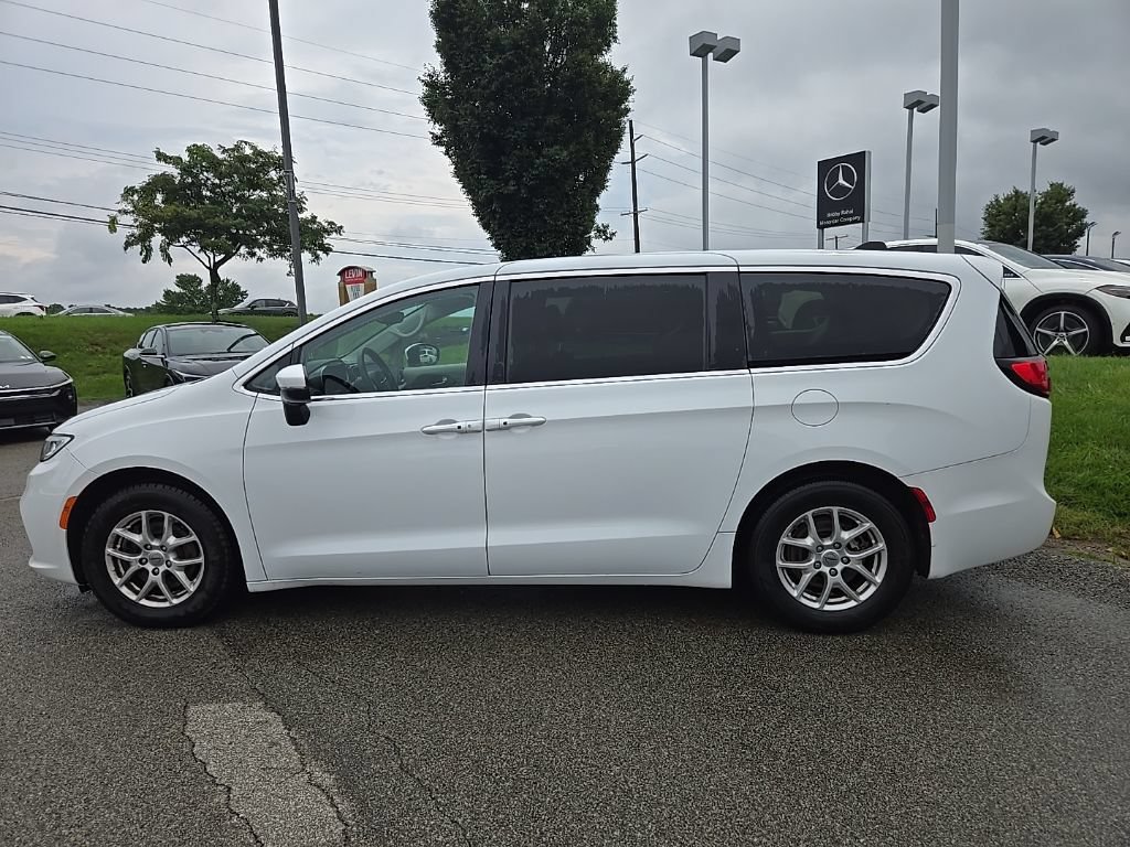Used 2023 Chrysler Pacifica Touring-L FWD image 7