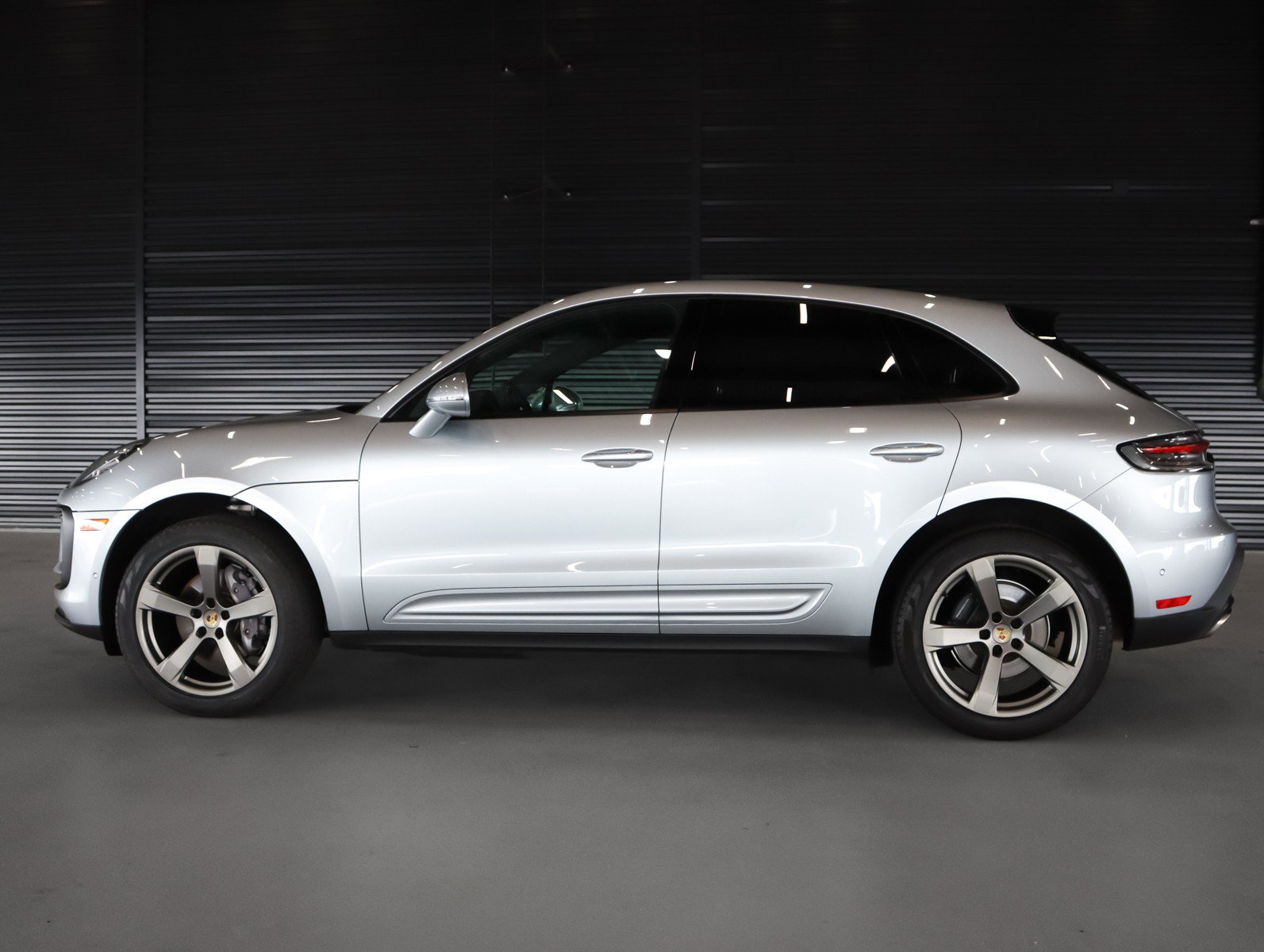 Certified 2022 Porsche Macan AWD/4WD image 2