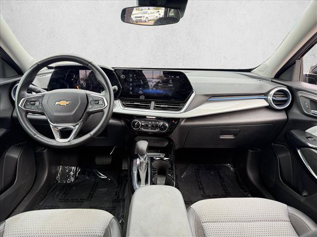 Used 2025 Chevrolet Trax LT w/ LT Convenience Package FWD image 14