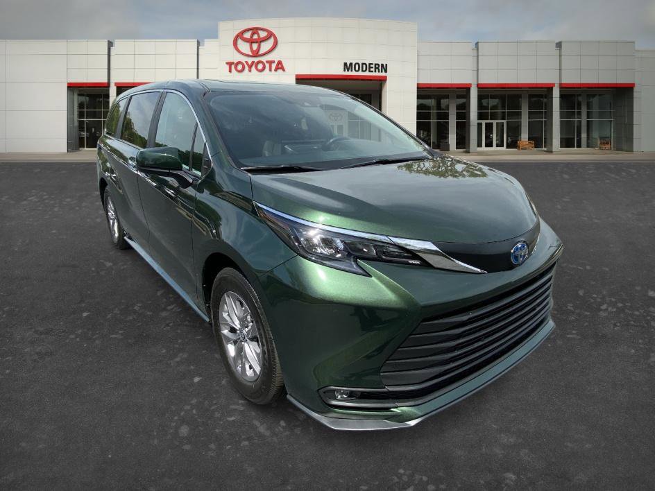 Certified 2025 Toyota Sienna XLE FWD image 3