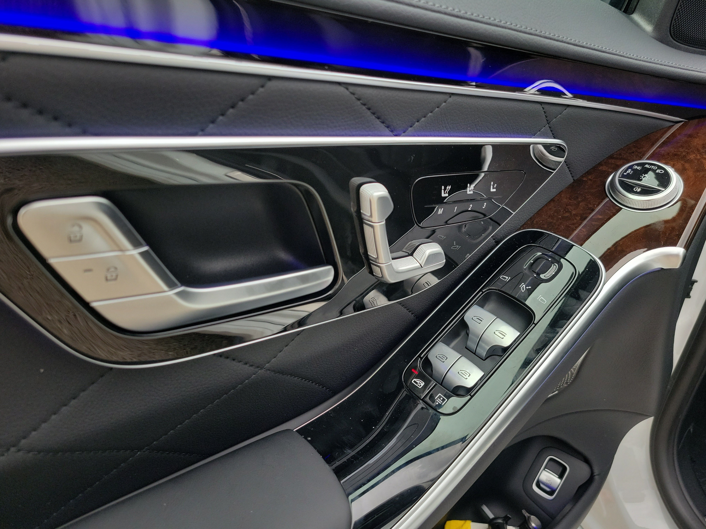 New 2026 Mercedes-Benz S 580e 4MATIC Sedan image 17