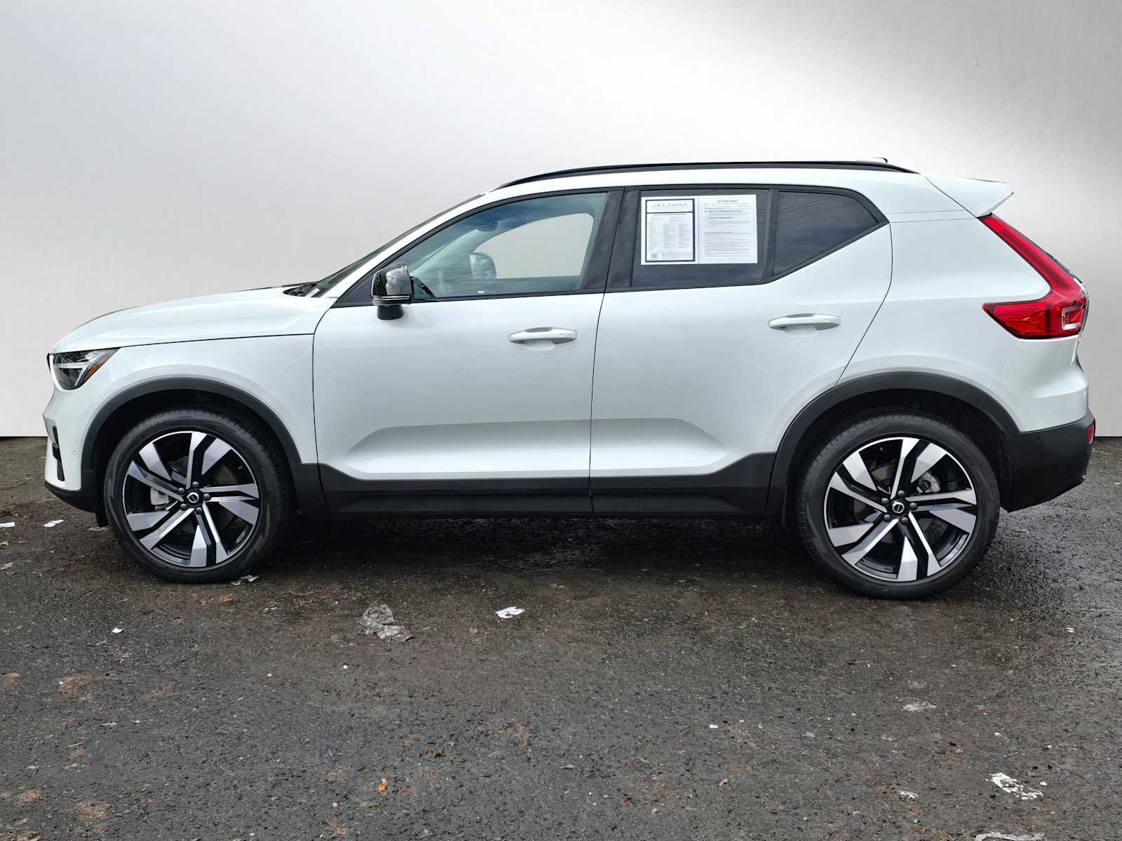 Certified 2024 Volvo XC40 B5 Ultimate w/ Climate Package image 14
