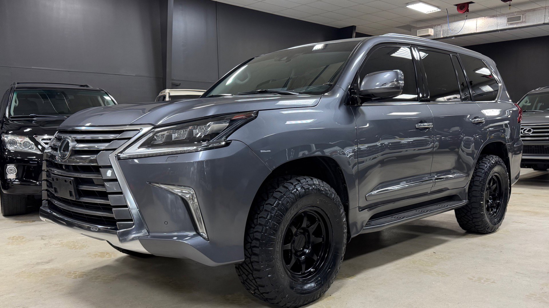 Used 2016 Lexus LX 570 4WD image 2