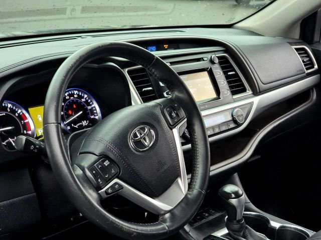 Used 2015 Toyota Highlander LE image 11
