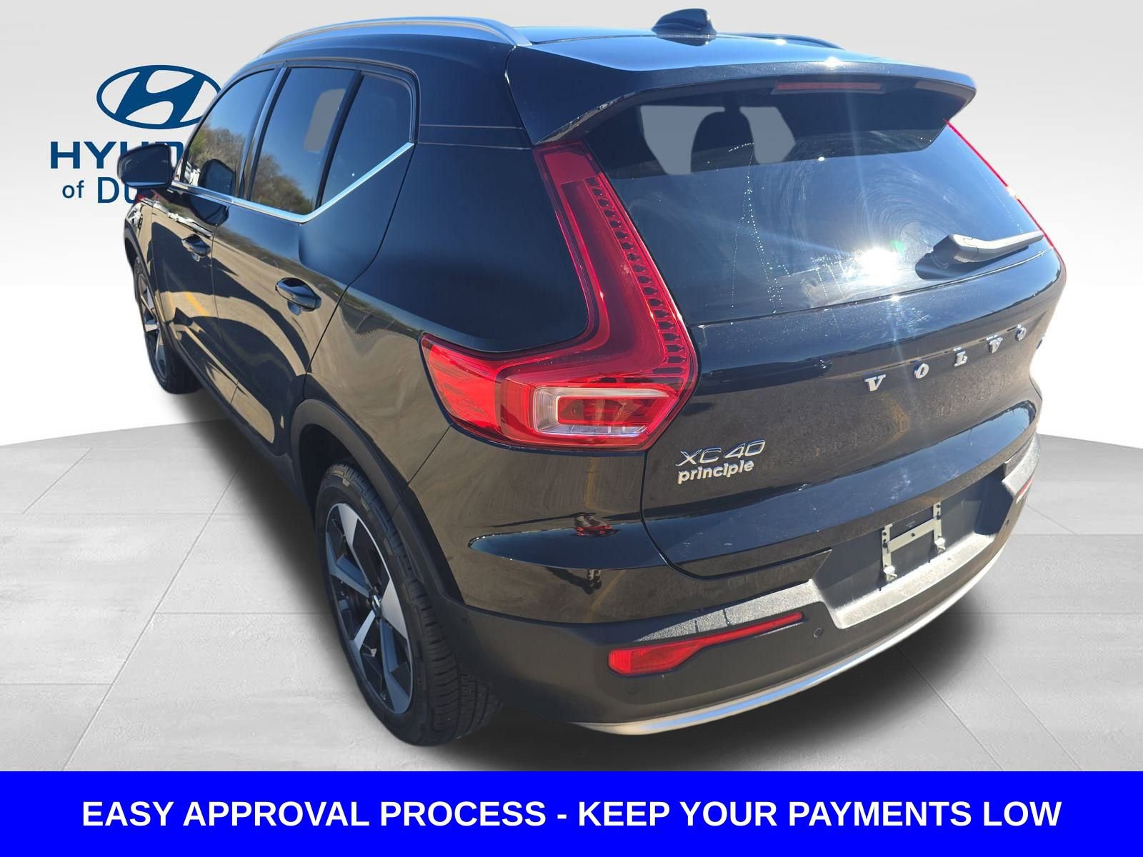 Used 2024 Volvo XC40 B5 Plus image 3