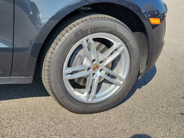 Certified 2017 Porsche Macan AWD/4WD image 14