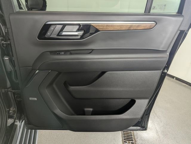 Used 2025 Chevrolet Suburban High Country AWD/4WD image 27